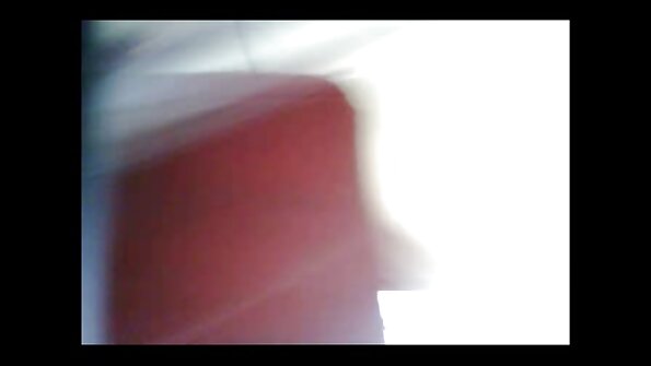 En bebis med rött hår är inomhus och hon har en kuk i sin våta fitta