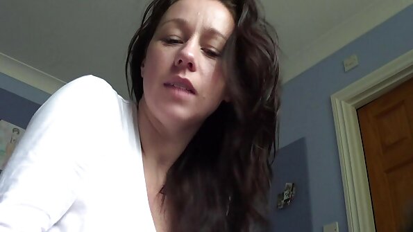 En stor rumpa bimbo med en fin rund röv blir knullad riktigt hårt i hennes röv