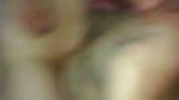 En stor rumpa suger en kuk på lakan med ett leende på läpparna