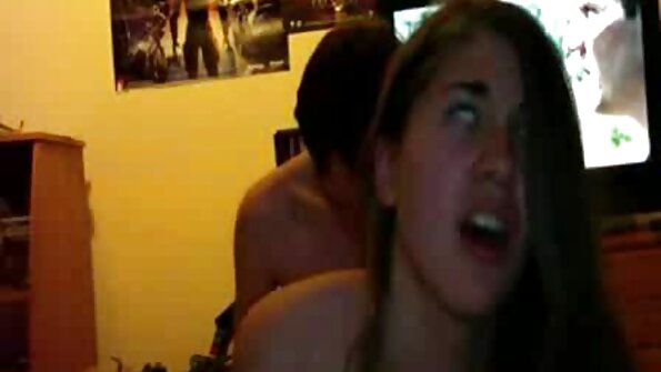 En stor kuk bultar på den heta latinan i sina våta fitta -läppar