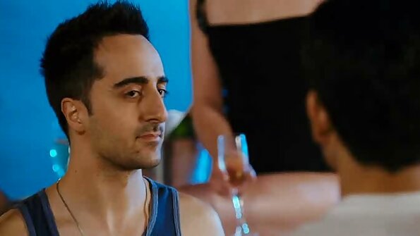 En blondin tar emot en stor svart kuk djupt inuti hennes våta snopp