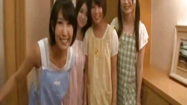 En blondin som har en fin fitta får en gangbang idag