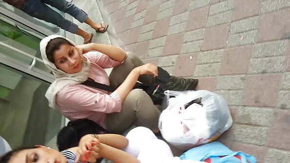 En blondin med en sexig röv slår hårt i sängen