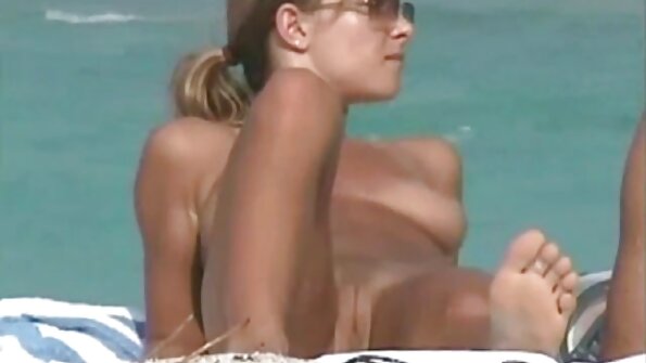 En blondin med fina bröst gör ett slag och hon har sex