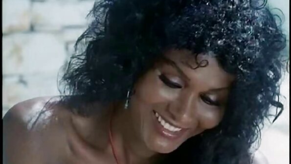 En blondin med synliga bleka solbränna suger en riktigt stor hacka