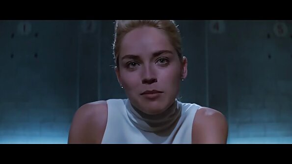 En brunett tonåring blir knullad och fingrad på sängen