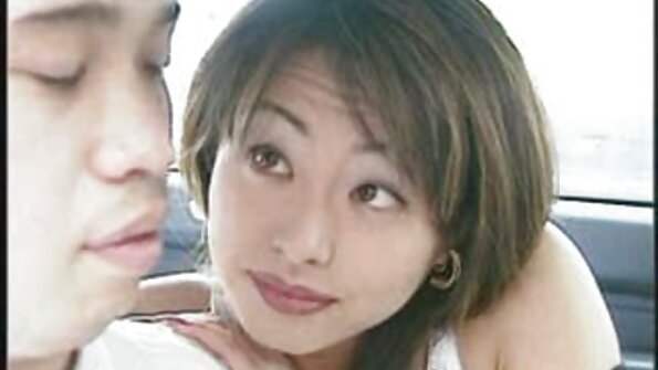 En brunett som älskar att leka med en kuk får en i sig