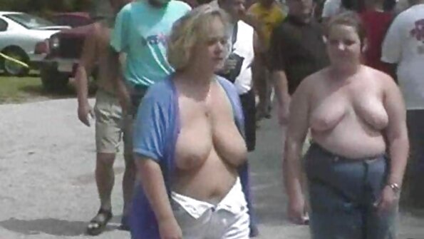 En brunett med ett sexigt par falska tuttar gör ett slag på sängen