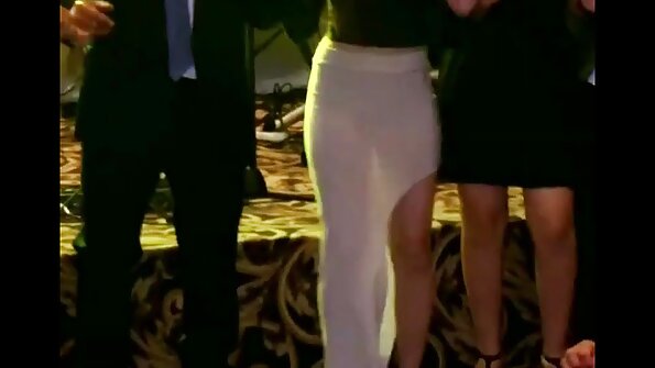 Bedårande mörkhårig tik behöver tre stora köttstavar just nu