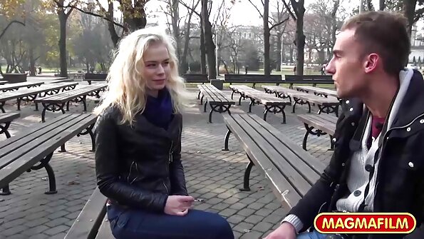 En fantastisk kvinna som har stora naturliga bröst gör ett slag