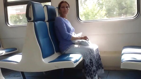 En kille i en panda -kostym rammar en sexig brunett med sin kuk