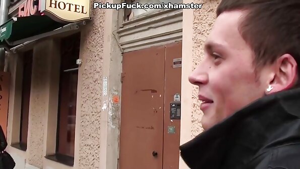 En kåt solo tjej sticker sina fingrar i hennes våta fitta för att gå av