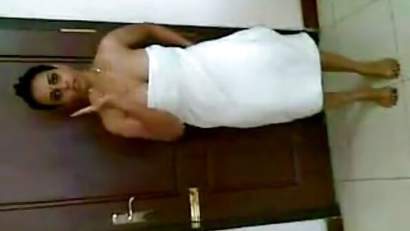 En het helt naturlig slampa ligger på sängen och får in hennes fitta