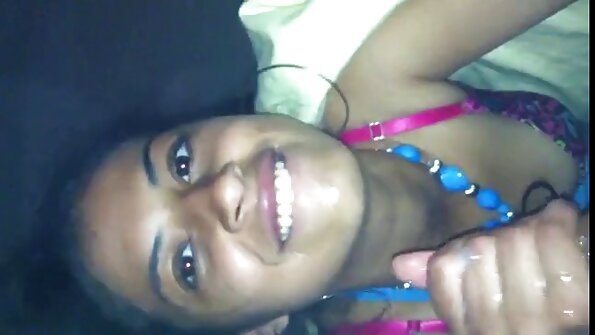 En het blondin sveper sina läppar runt en kuk för att suga den väl