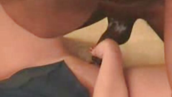 En het sak med en fin rund röv blir knullad på skrivbordet