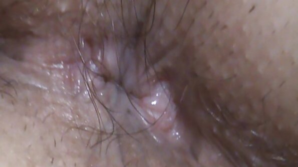 En härlig brunett blir knullad hårt av en muskulös kille