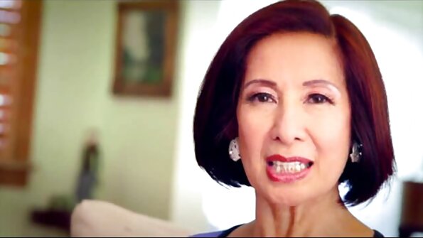 Amatör brunett rycker av en kuk kraftfullt tills den cums