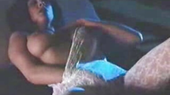 Amatör milf sprider hennes ben och får också hennes naturliga tuttar körd