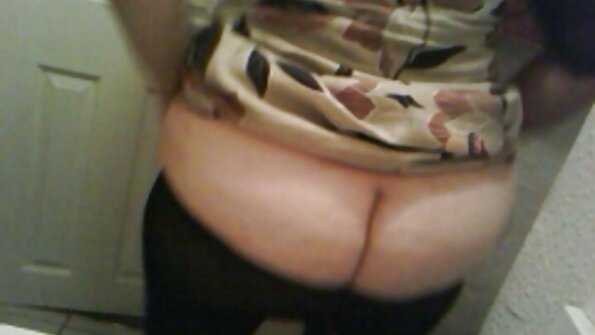 En milf med stora tuttar som studsar runt knullas på hennes säng