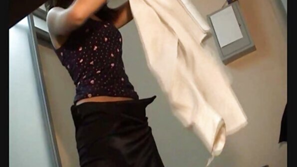 En nympho demonstrerar sina förmågor med en stor kuk med händerna