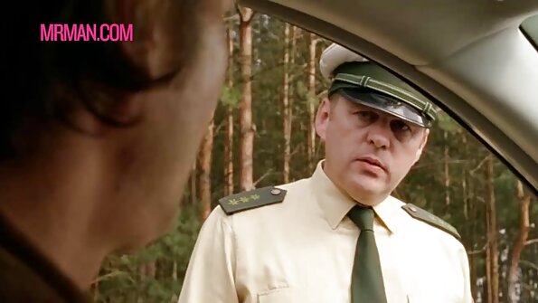 En blek brud glider upp och ner för en hård stor kuk idag