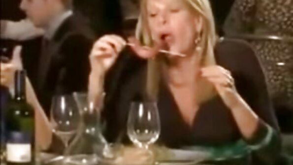 En rödhårig och även en blondin gör heta saker med kukar framför oss