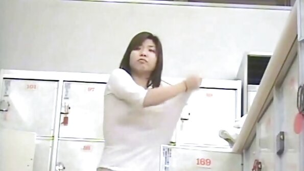 En sexig blond solo tjej visar upp sin fitta och hon bryr sig om det