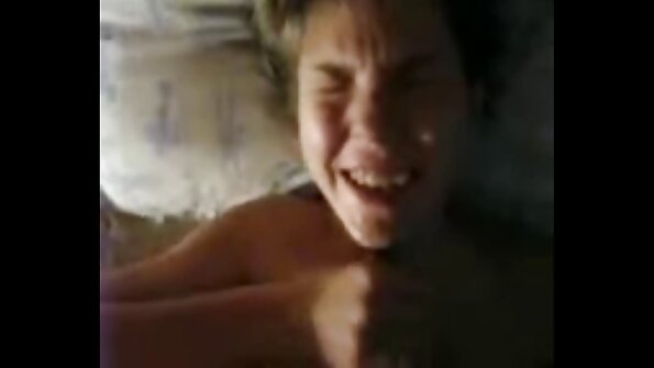 En sexig blondin med små bröst smeker hennes våta snopp innan kameran