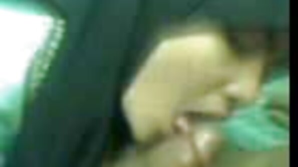 En söt blond tonåring tar bort sina kläder och suger kuk