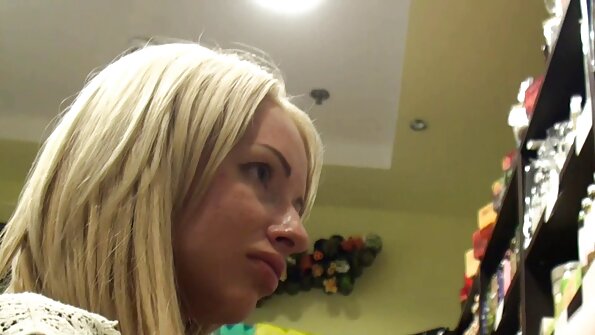 En söt liten prinsessa tränger igenom med en stor kuk