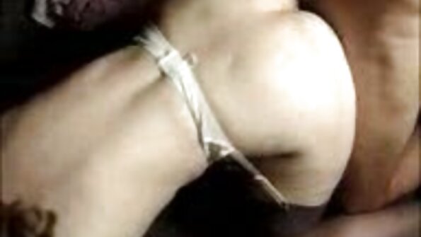 En ung slampa som älskar anal penetreras av två ivriga man