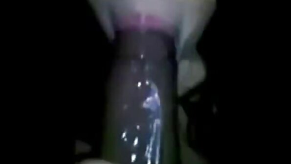 En ung kvinna som älskar kuk drar en kuk och hon blir knullad