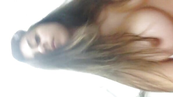 Skallig kille schlong tillfredsställer rakad rycka av het brunett nympho