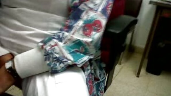 Big-assed Latina chick hoppar aktivt på partnerns kuk