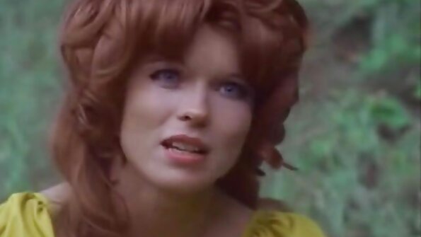 Stor röv dam som har tatueringar på ryggen är jävligt bra