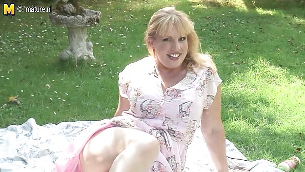 Tik med rött hår får ny erfarenhet av att ha sex på kameran