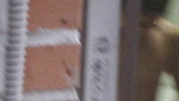 Blond babe är redo för kuk ridning utomhus