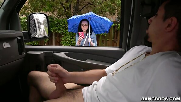 Blond mamma lär sin dotter att suga en stor hacka i en trekant