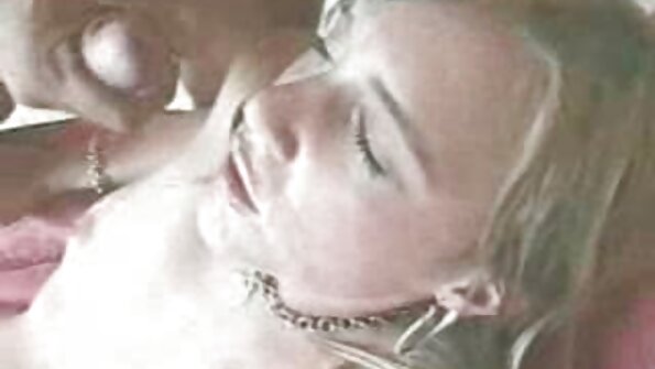 Blondin med fast röv tränger in i sängen