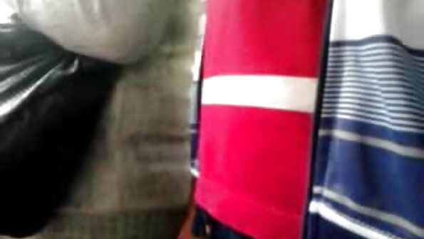 Bombshell är körd i doggystyle -position i sin egen säng