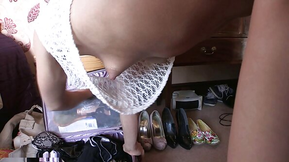 Brunett med en sexig röv blir penetrerad analt framför oss