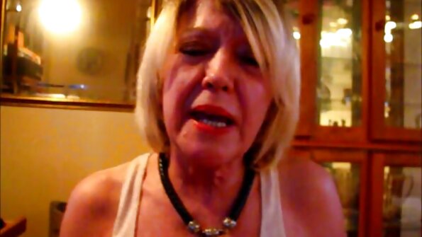 Bystig tjej utnyttjar sin tjänare för sina egna sexuella fantasier