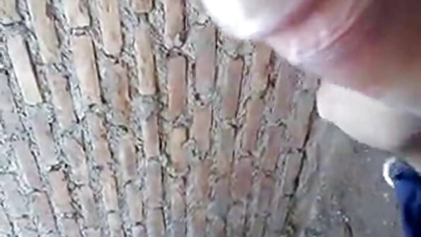 Busty MILF är inklämd mellan två stela prickar