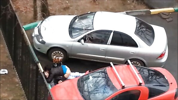 En stor rödhårig är med en svart kille som tar emot sin hårda kuk