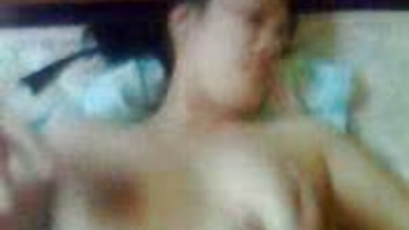 En bimbo sätter in saker i hennes fina runda rumpa hela vägen in