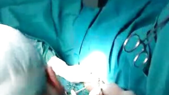 En bimbo är utomhus där hennes våta fitta knullas djupt