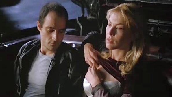 En bimbo sticker dildon inuti sin våta fitta på sängen djupt