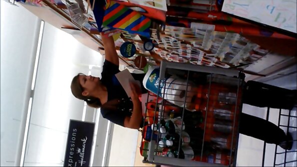 En bimbo med en fin uppsättning tuttar och en lippig fitta sprider hennes ben