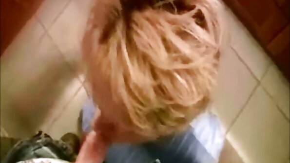 En svart kvinna med ett vackert ansikte suger en stor kuk väl