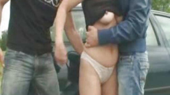 En blondin fångas av sina vänner när hon gör ett slag